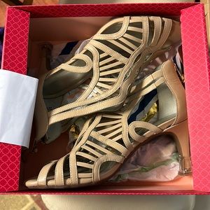 Worn Once For wedding, US 9, Nude, includes plastic stoppers for Grass.